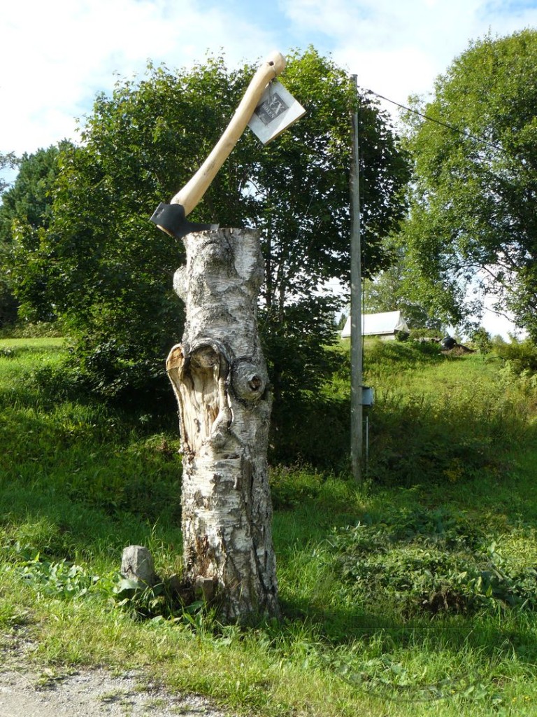 Памятник топору