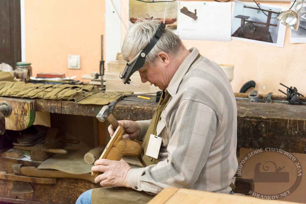 Геннадий Васильевич Голубев за работой