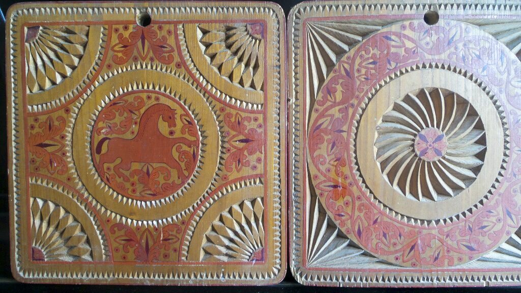 Геометрическая резьба с художественной росписью по дереву