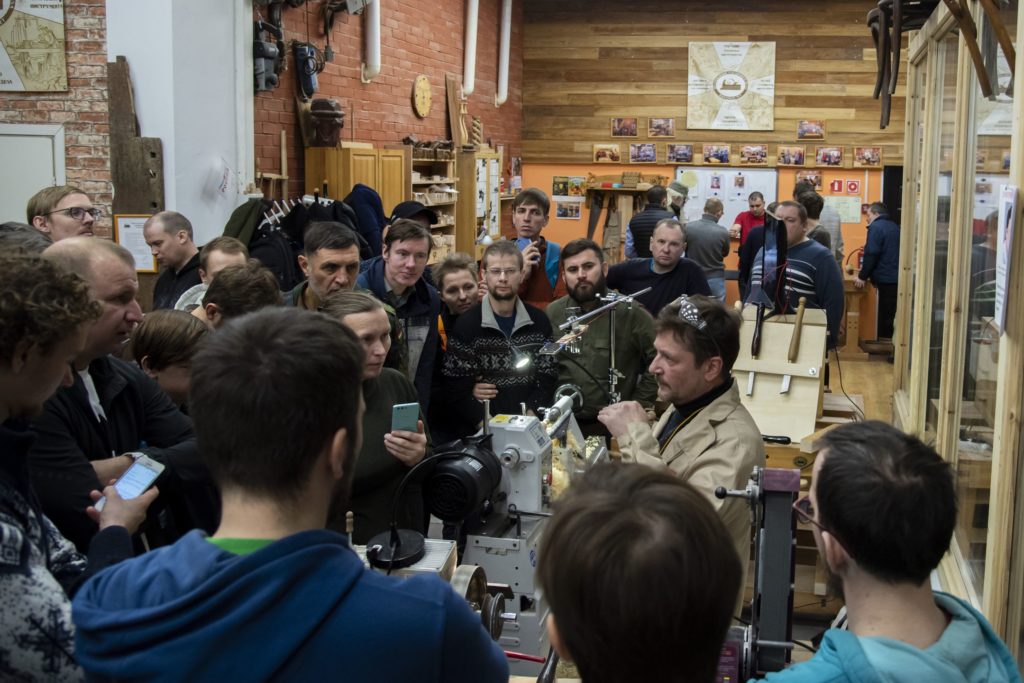 Дмитрий Попков в окружении слушателей мастерской