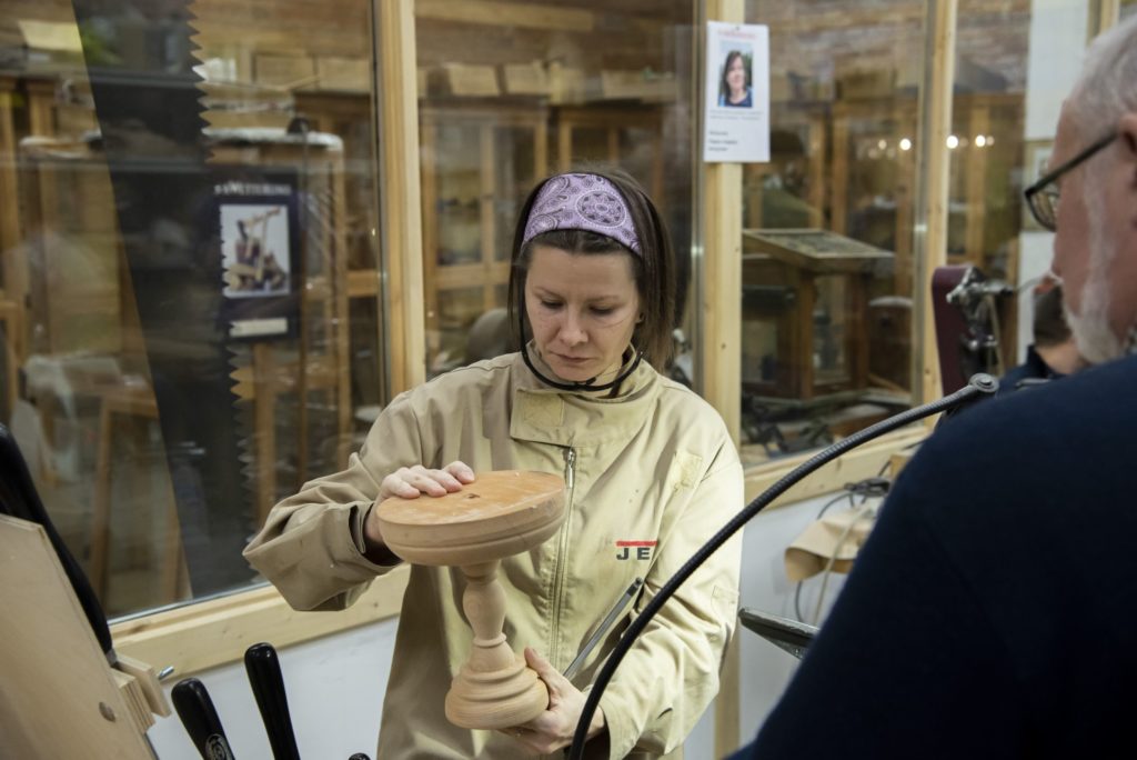 Юлия Зайцева демонстрирует сборную конструкцию - тортницу