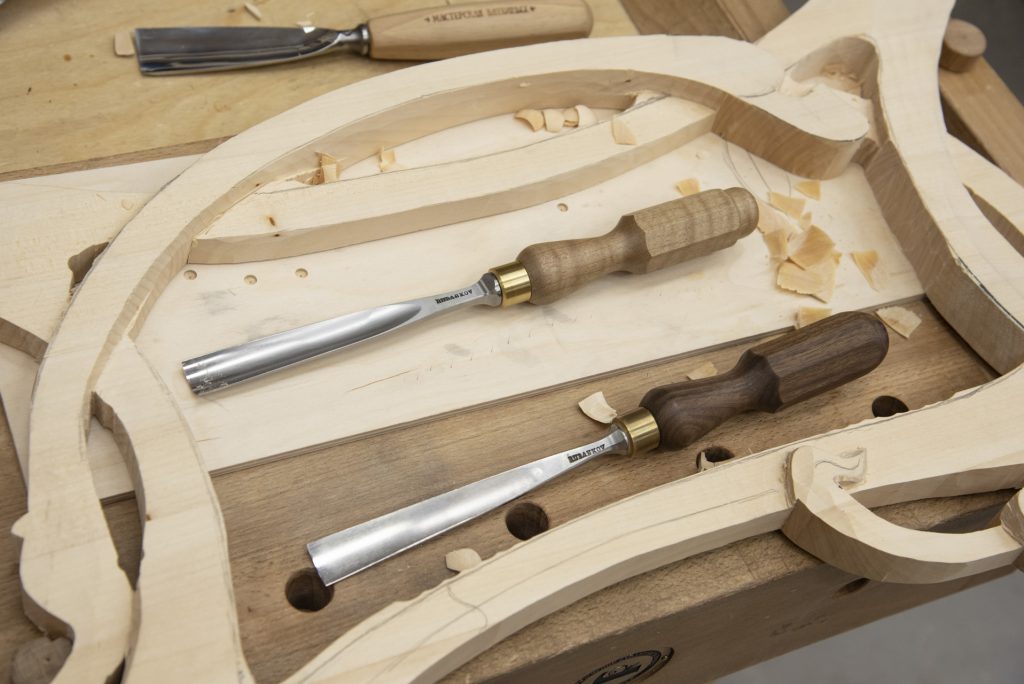 Деревянная резная рамка и инструменты