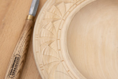 геометрический резной узор на деревянной тарелке