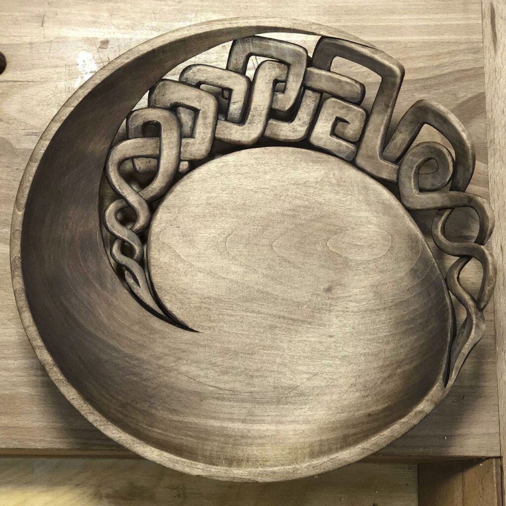 Кельтский плетеный орнамент на тарелке