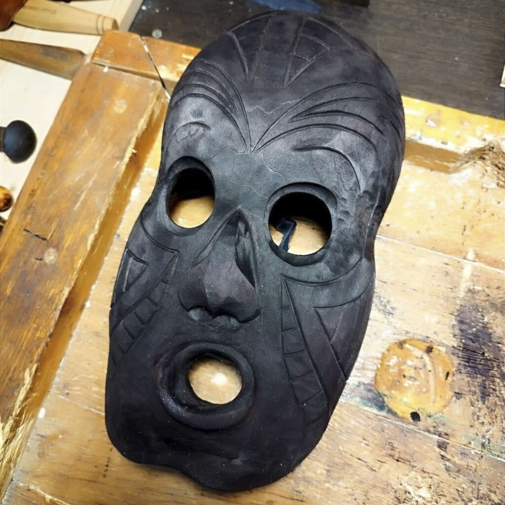 деревянная маска под черной отделкой