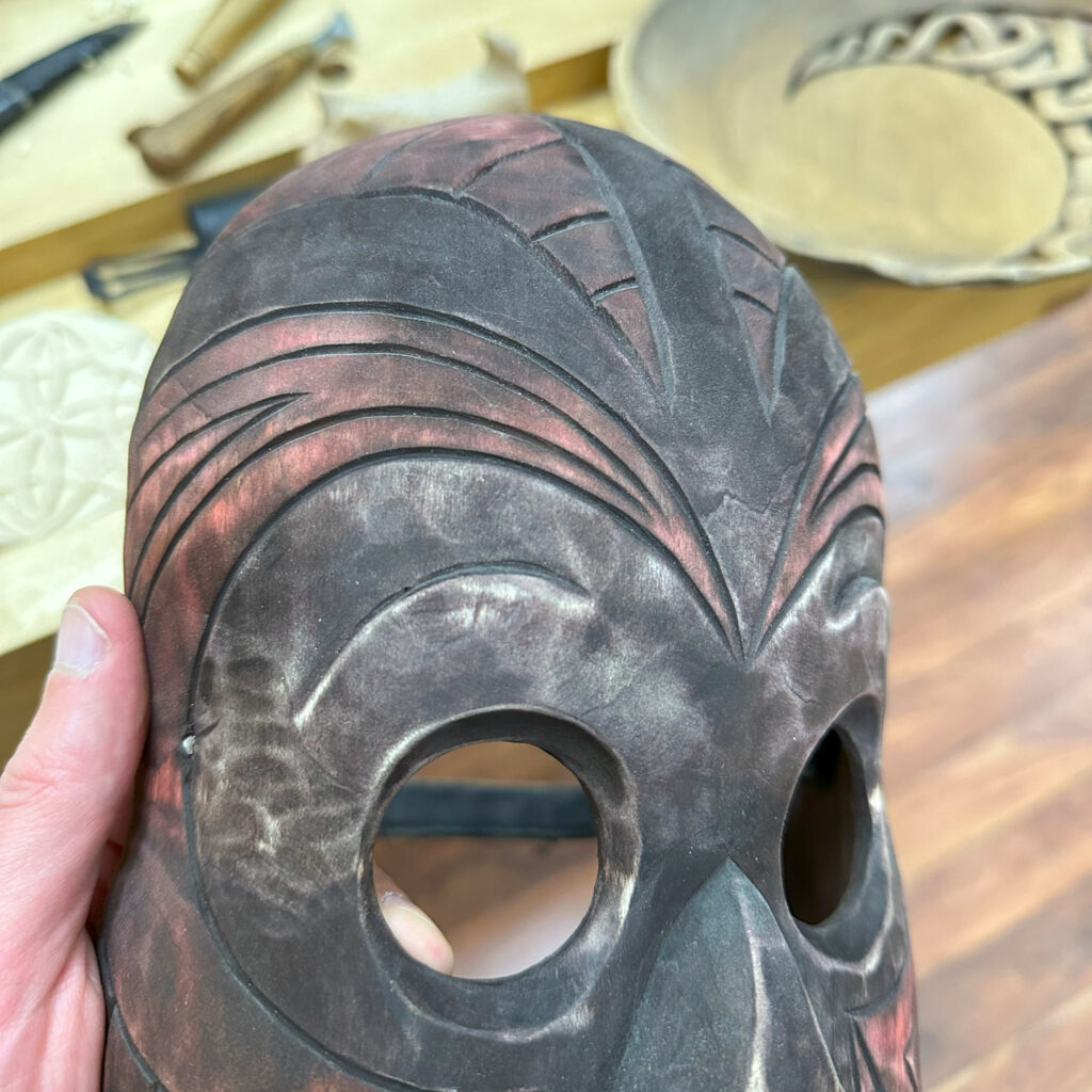 отделка и бархатистая структура маски из дерева