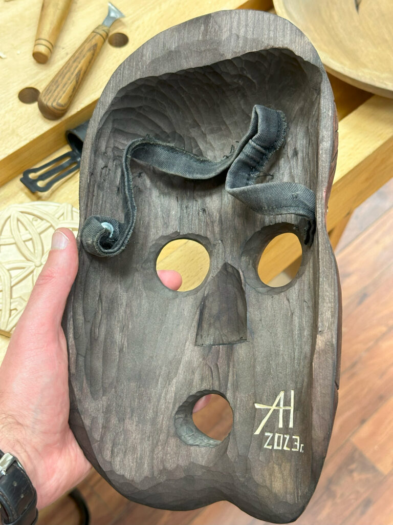 внутренняя часть маски из дерева