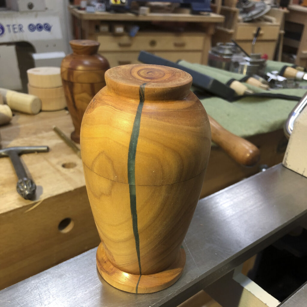 точеная шкатулка в форме вазы