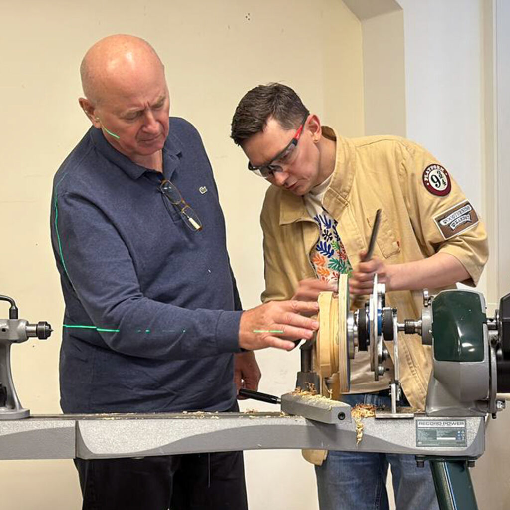 мастер-класс об Овальном точении, Константин Гусев (справа)