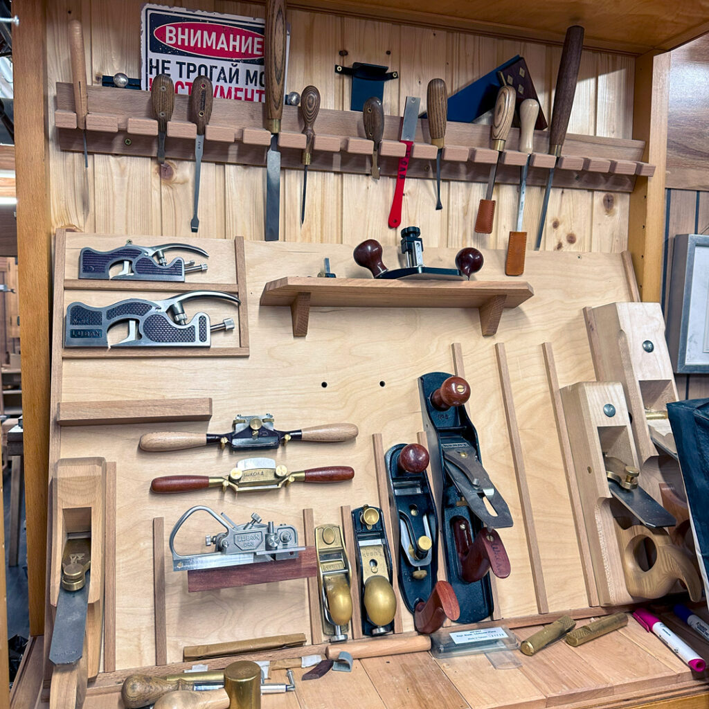 демостенд ручных инструментов в школе Рубанков