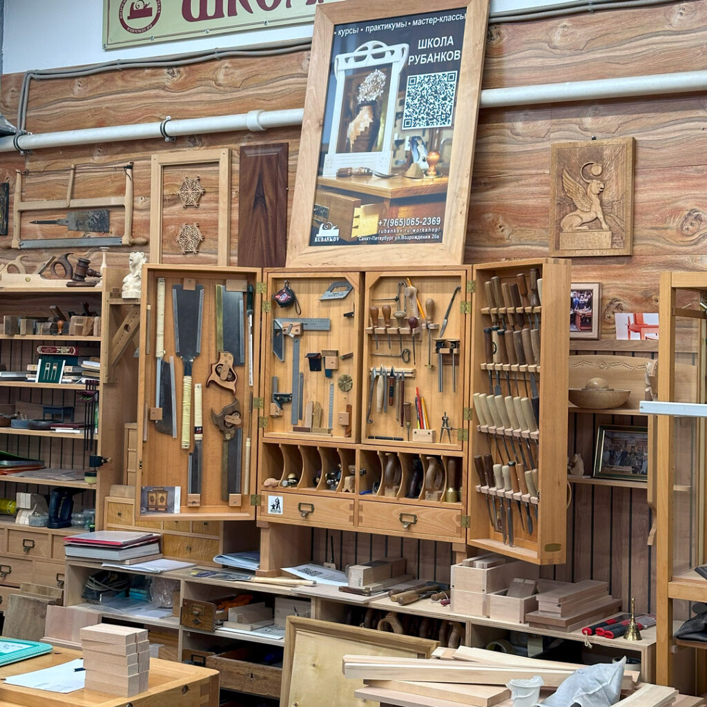 кафедра преподавателя столярного мастерства в школе Рубанков