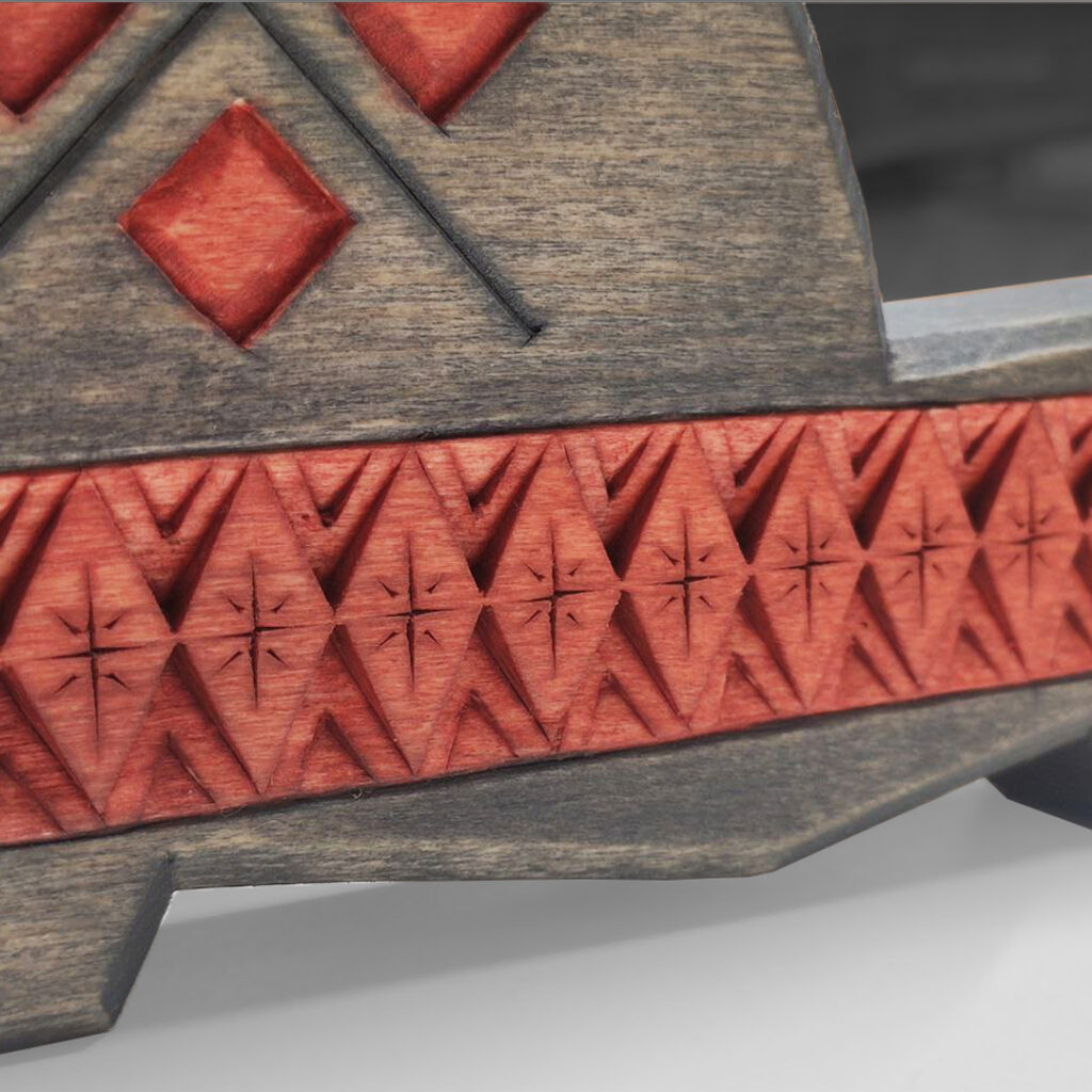 Резной орнамент на северной игрушке